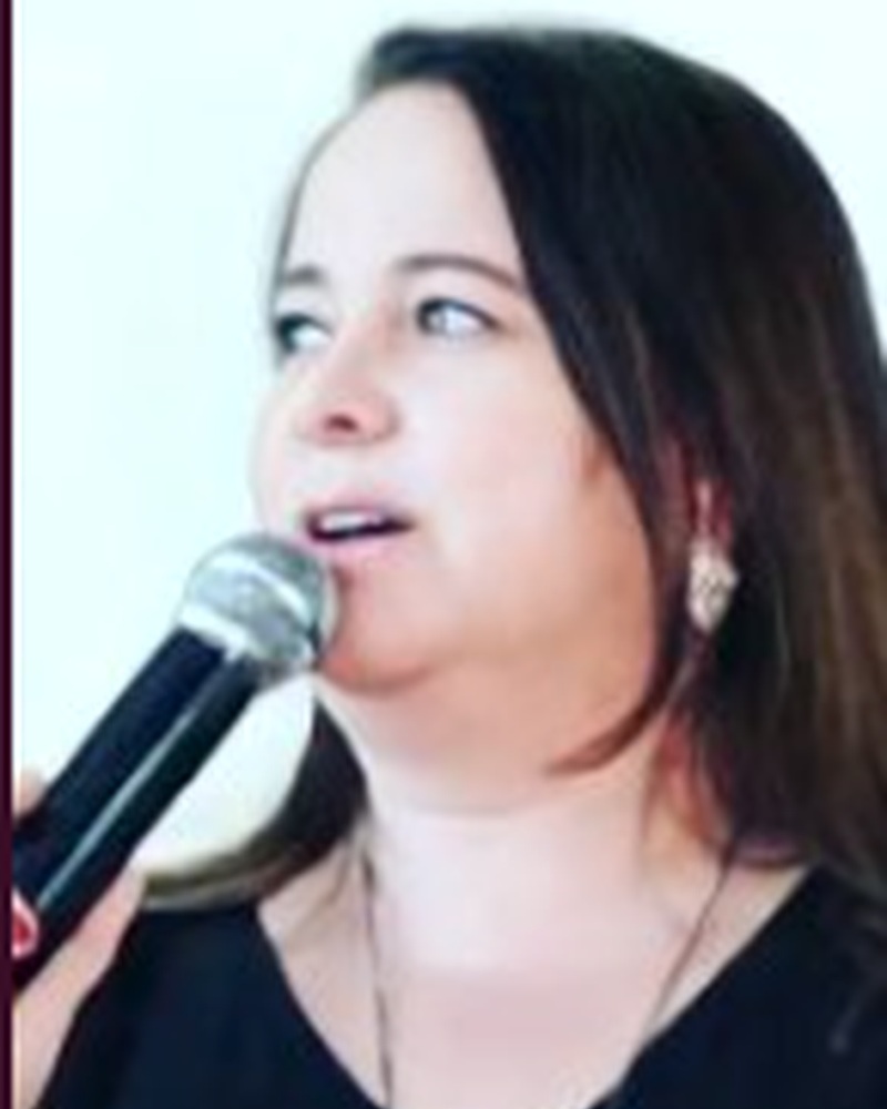 Júnia Mara do Vale durante uma palestra